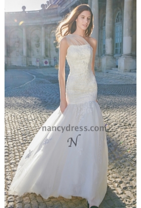 Robe mariage fourreau blanc cassé bretelle unique avec traine